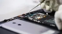 1-GI-959693170-1170x658.jpg Close-up hands of a service worker repairing modern smartphone