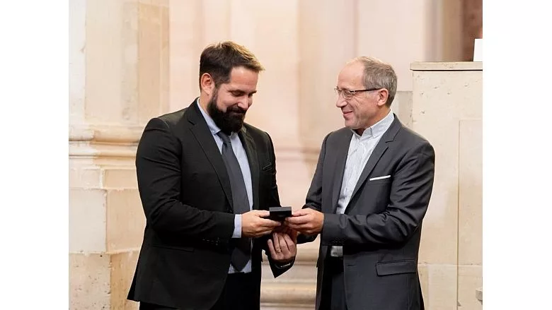 Photo of Julien Bras accepting the Arkema-Académie des sciences big prize
