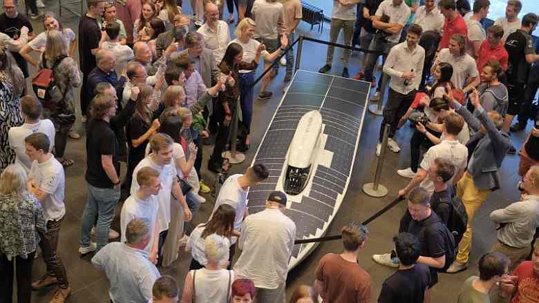 Image of crowd admiring the new Covestro solar racing vehicle