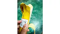Image of a new, compostable HERMA self-adhesive label on a banana