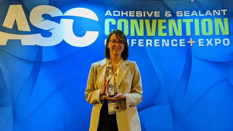 Stefania Musolina receiving Innovation Award for XlynX