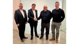 Image of executives from Bodo Möller Chemie and Losi shaking hands.