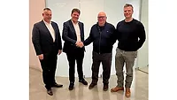 Image of executives from Bodo Möller Chemie and Losi shaking hands.