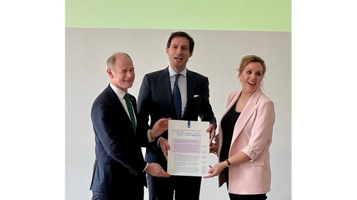 Dutch Environment Minister Vivianne Heijnen hands over the declaration to European Commissioner for Climate Action Wopke Hoekstra