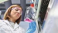 Image of scientist working on Evonik Visiomer Hema-P 100