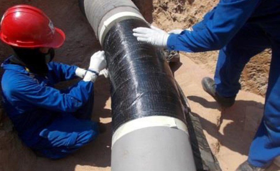 In-field application of Belzona SuperWrap II on a corroded pipeline. Images courtesy of Belzona.