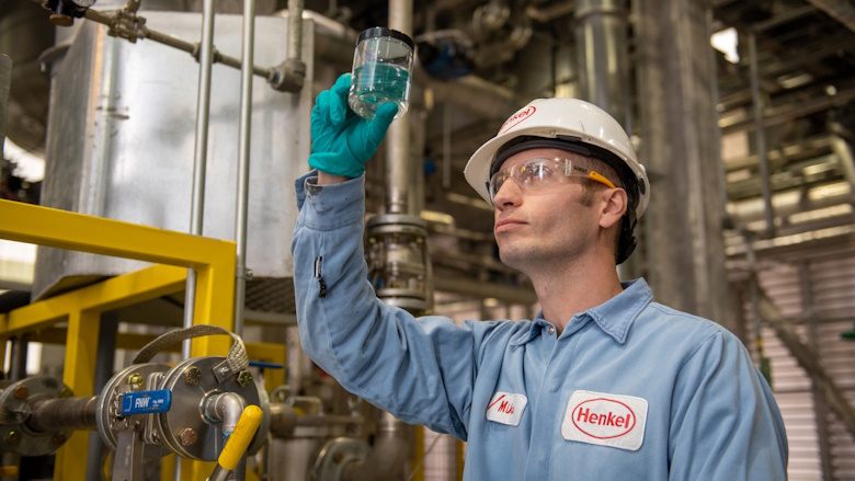 Image of worker at Henkel manufacturing facility