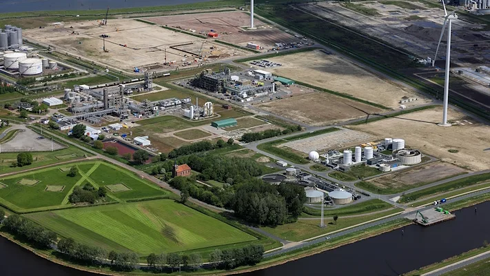 Picture of a chemical manufacturing facility