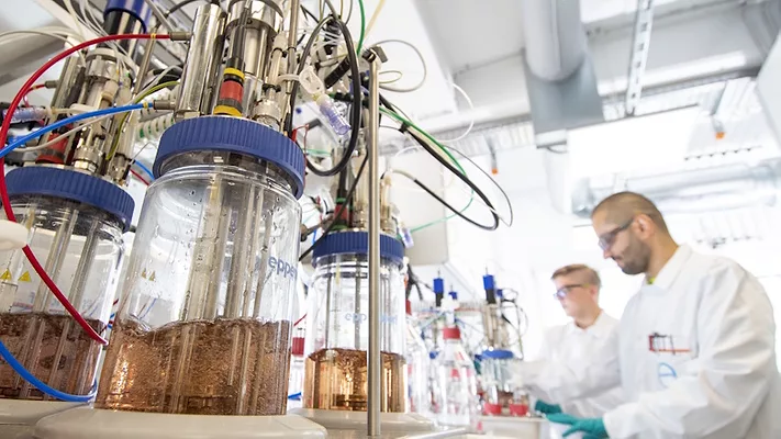 Covestro Bio4PURConti project Picture of a scientist in a lab